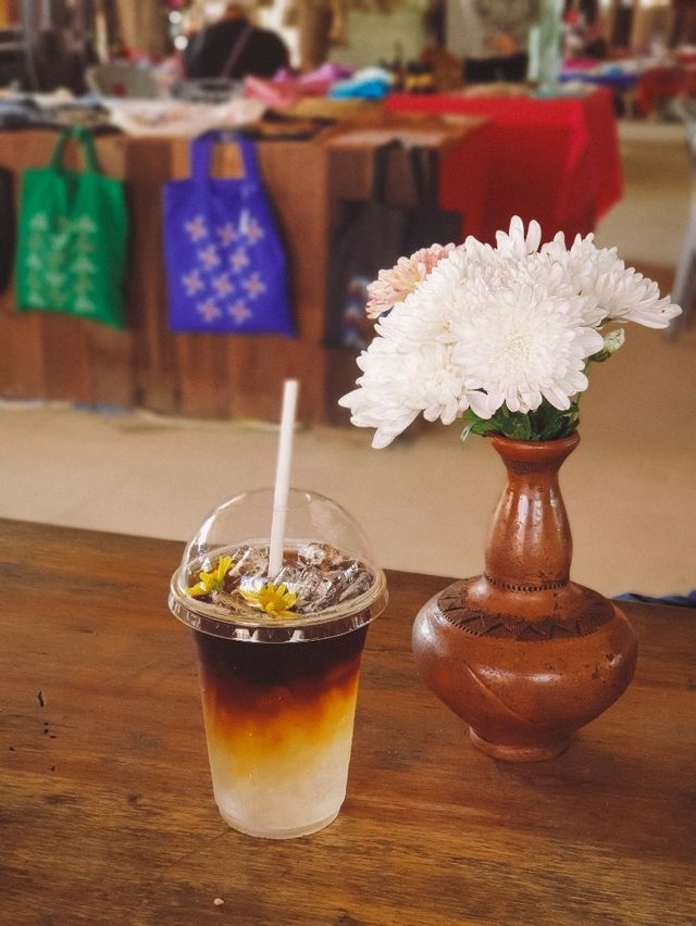 ตลาดร้อยใจรักษ์ จุดแวะพักรถที่มีสวนสวย