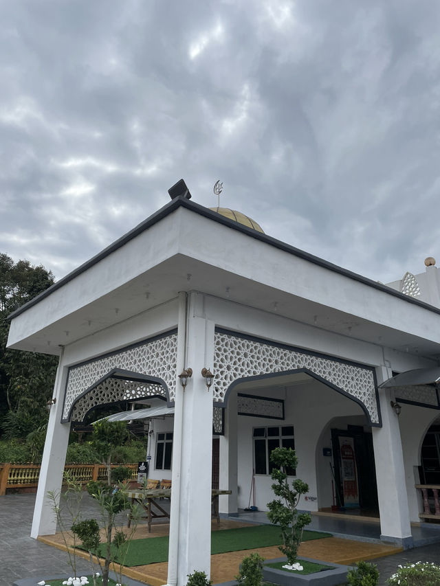 The mosque’s architecture is simple yet elegant 