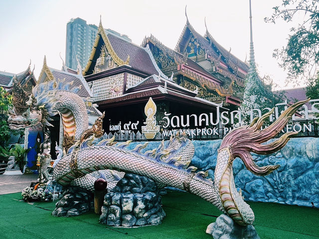 泰國曼谷當地著名求美貌與智慧的寺廟推薦：Wat Nak Prok วัดนาคปรก，適合去請願拍照打卡遊玩。