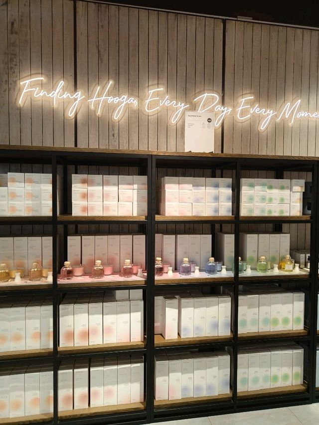 Cozy Shopping Experience at Hooga