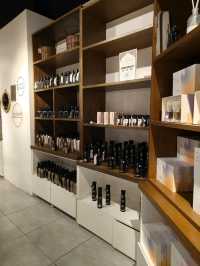 Cozy Shopping Experience at Hooga