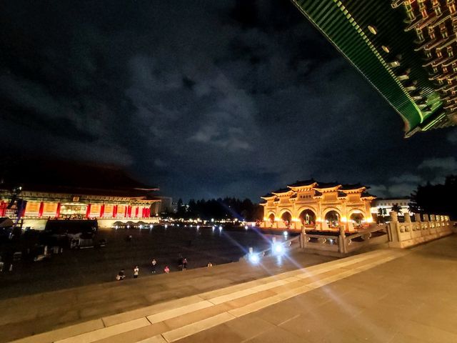 Chiang Kai-Shek Memorial Hall ในยามค่ำคืน