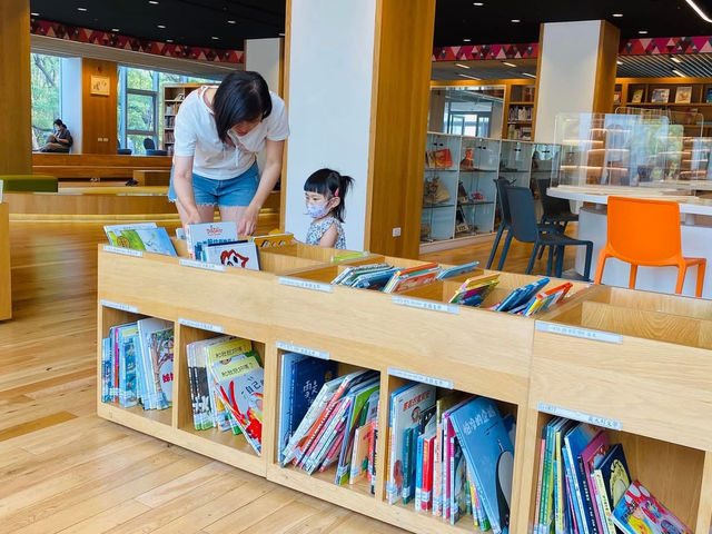 這是圖書館你信？！被樹木環繞的 屏東縣立圖書館🌲 超讚兒童閱覽區 免費景點