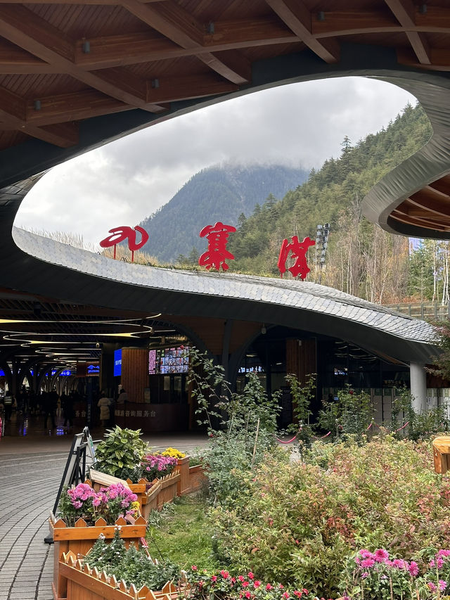 Enchanting Beauty of Jiuzhai Valley:where nature meets tranquility 