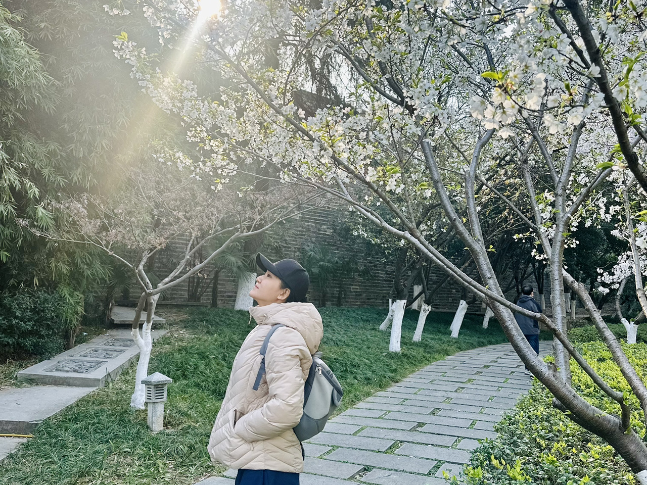 （第一部：黎明的魅力）
想像：朝陽的第一道光芒親吻著玄武湖邊無數的桃花花瓣。柔和、飄渺的光線沐浴著整個場景，空氣中瀰漫著春天清爽、甜美的芬芳。相信我，親愛的冒險家們，隨著太陽升起，悄悄地來到這個寧靜的避風港。在人群到來之前的清晨靜謐無比，您可以真正沉浸在這令人驚嘆的奇觀之中——純粹、純粹的美麗時刻。
（第二部：綻放幸福的旅程）
實現這花卉幻想輕而易舉！騎上共享自行車，騎到最近的地鐵站。南京高效的地鐵將帶您前往玄武湖附近。一旦進入佔地 1240 英畝（近 502 公頃！）的公園，我強烈建議您購買巴士旅遊或火車旅遊票。相信我，這裡有這麼多值得探索的地方，而且我親眼目睹了遍布整個場地的七種不同色調的櫻花，這些旅行是您充分利用時間並沉浸在每一種鮮豔色彩中的黃金門票。快樂探索！
 
（Phần 1：Phép Màu Bình Minh）
Hãy hình dung nhé：những tia nắng bình minh đầu tiên khẽ chạm vào cánh của vô vàn đóa hoa đào cánh của vô vàn đóa hoa đào ại hề。 Một thứ ánh sáng dịu dàng、hư ảo bao phủ cả không gian、và không khí thì ngập tràn hưngnῶ dcol​​otale。 Tin tôi đi，những tâm hồn lãng duơi，hãy thức giấc cùng mặt trời và trốn đn; Sự tĩnh mịch của buổi sớm mai，trước khi dòng người đổ về，sẽ cho bẺn cơ hội khnội ì cảnh đẹp đến nghẹt thở này – một khoảnh khắc của vẻ đẹp thuần khiết，khkhbôn。
（Phần 2：Hành Trình Đến Thiên Đường Hoa）
Việc đến với xứ sở hoa này thật dễ dàng！ Hãy thuê một chiếc xe đạp công cộng và đạp đến trạm tàu điện ngầm gần nhất。 Hệ thống tàu điện ngầm hiện đại của Nam Kinh sẽ đưa bạn đến rất gần Ựa bạn đến rất gần ồ Huyền Vũn。 Một khi đã vào bên trong khuôn viên rộng lớn gần 502 公頃 của công viên, tôi thớn gần 502 公頃 của công viên, tôi thớn gần 502 公頃 của công viên, tôi thực sự khuyênnạn điện譚泉。 Tin tôi đi，với rất nhiều điều để khám phá và bản thân tôi đã chiêm ngưỡng bảy sắc ho ỡng b khắp nơi，những chuyến tham quan này chính là chiếc chìa khóa vàng giúp bạn tiết kiệm thời gian v Chúc các bạn có một chuyến khám phá tuyệt vời！
 
（第一部分：拂曉的魔法）
一下：玄武湖畔，第一縷晨曦溫柔地親吻著無數桃花的花瓣。淡淡而飄渺的光芒籠罩著這片刻，空氣中描繪著春日絢麗而細膩的芬芳。相信我，親愛的冒險家們，與太陽一起升起，漸漸地來到片中心靈的樂土。清晨的寂靜，在人群即將到來之前，讓你可以真正沉浸在這令人屏息的黃昏——一個純粹而無暇的瞬間。
(第二部分：通往繁花盛景的旅程)
前往這片花的仙境輕而易舉！騎上共享單車，前往最近的地鐵站。南京便捷的地鐵將帶你快速抵達玄武湖附近。一旦進入公園近 502 黑暗的區域，我強烈建議購買交通巴士或遊園小火車的車票。相信我，這裡有太多值得探索的地方，而且我лично親眼目睹了七種不同色調的櫻花散佈在各處，這些遊玩是您節省時間、飽覽所有絢麗色彩的黃金門票。祝您旅途愉快！
#旅行 #精彩圖片 #旅行