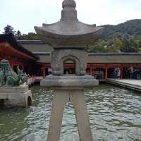 厳島神社 (Itsukushima Shrine, Hiroshima) – 海に浮かぶ幻想的な鳥居