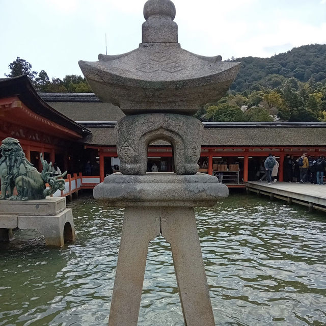 厳島神社 (Itsukushima Shrine, Hiroshima) – 海に浮かぶ幻想的な鳥居