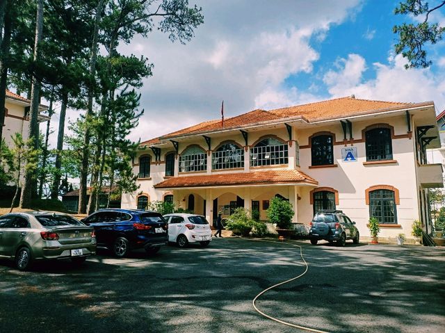 越南大叻市中心著名大學校區景點：Trường Cao Đẳng Đà Lạt，歐式園林藝術風格設計校區，適合打卡拍照📸