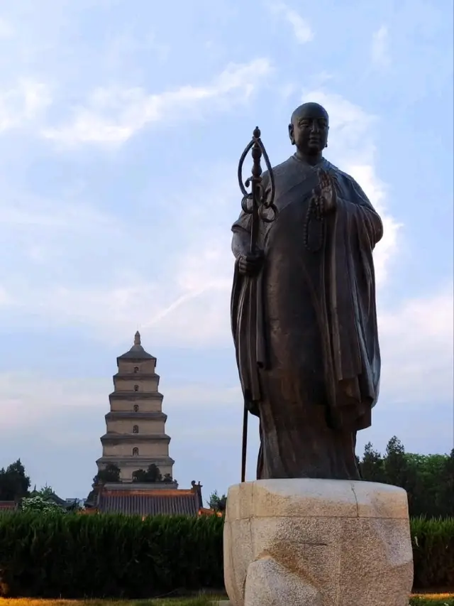 Enjoy Cherry Blossoms and Musical Fountain Show at Xi'an Giant Wild Goose Pagoda Square