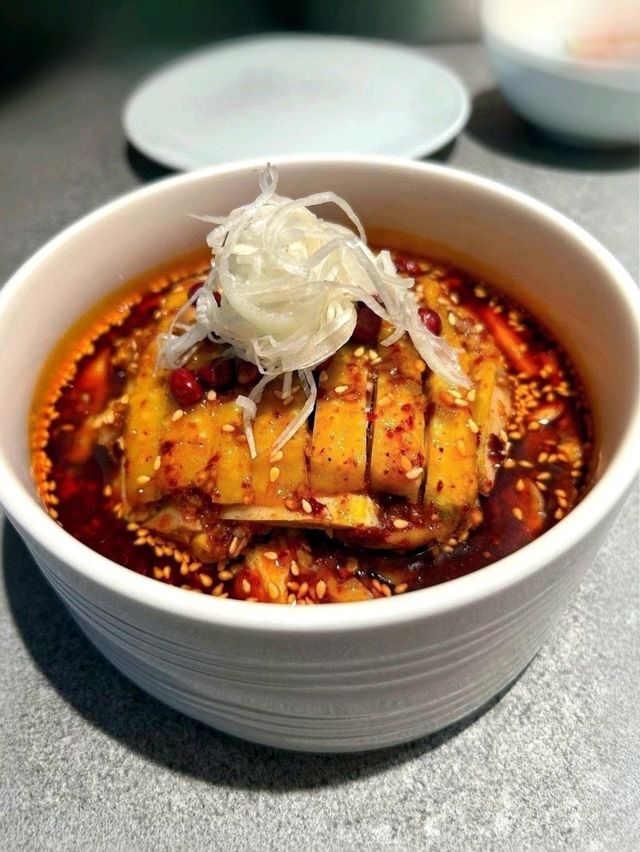 🌶️ Spicy Magic: Enjoy a remarkable Sichuan food experience with local friends.🍲🔥🍗🍜