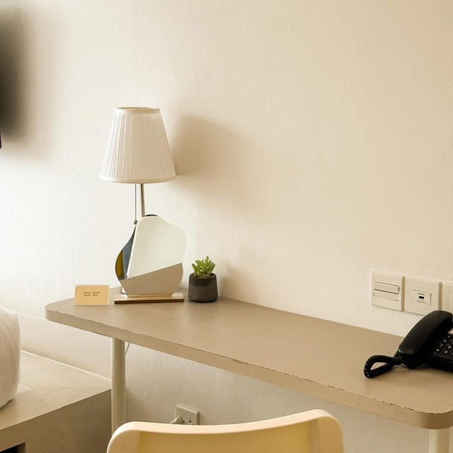 Yello Rooms Hotel ที่พักวิวรถไฟฟ้าสุดปัง