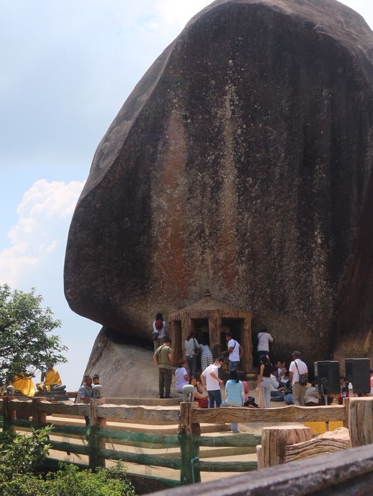 นมัสการรอยพระพุทธบาทเขาคิชฌกูฎ