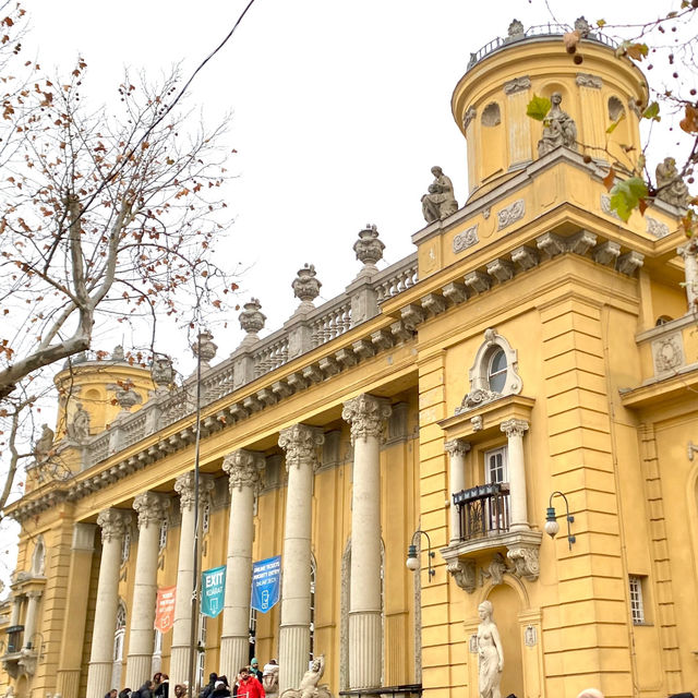 Budapest: Europe's Answer to a "Northeast Bathhouse"—Szechenyi Thermal Bath! ♨️👑