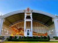 วัดสุขุมาราม พระพุทธไสยาสน์สีทอง ยาว 55 เมตร