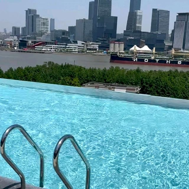 上海金普頓前灘酒店無邊際泳池正到暈