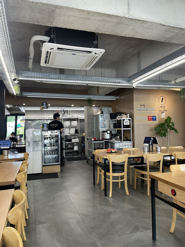 국물 한 숟갈에 마음이 놓이는 곳, 신창동 바칼칼국수 
