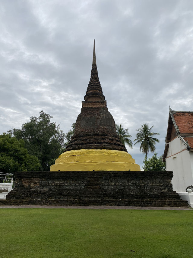 🌅 ใส่บาตรสะพานบุญ รับอรุณสุโขทัย ณ วัดตระพังทอง