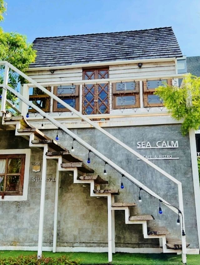 Sea Calm Cafe Phuket (ร้านสีคราม): คาเฟ่สไตล์ยุโรป