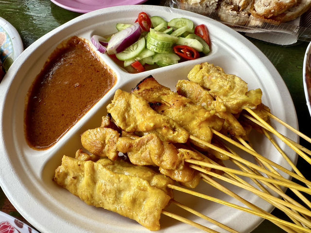 Wat Lam Phaya Floating Market