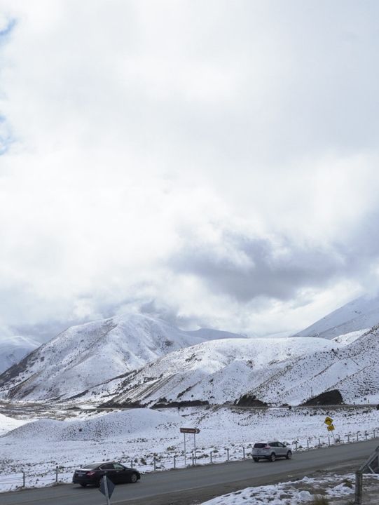 紐西蘭南島｜Lindis Pass｜經典山口風景線，遼闊公路上的靜謐震撼 ❄️🛣️