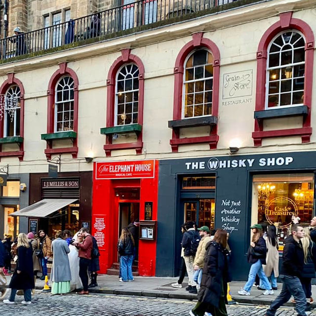 🎨 Cobblestones & Curiosities: Wandering Victoria Street, Edinburgh 