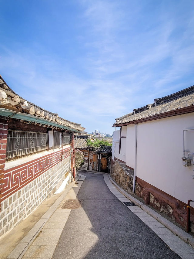 Bukchon Hanok Village: Time-Travel Through Seoul’s Most Photogenic Alleys"** 🏮🏡