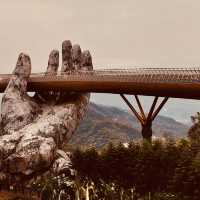 🌉✨ *Golden Bridge (Cầu Vàng): Vietnam’s Giant Hands Holding a Gilded Pathway* 🏞️🌿