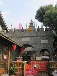 Huanglongxi Ancient Town มีอายุมากกว่า 1,700 ปี