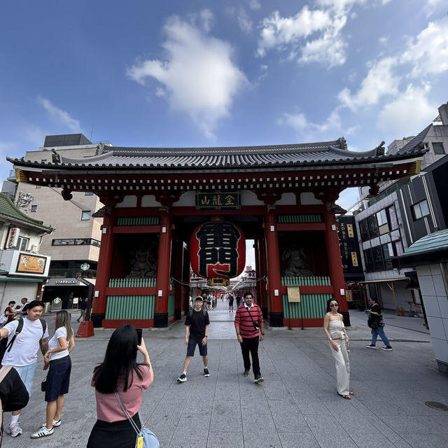 The Thunderous Welcome: Kaminarimon Gate at Sensō-ji 🎇