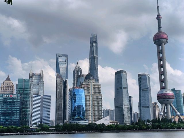 仰望陸家嘴天際線，感受上海的高度與速度。
