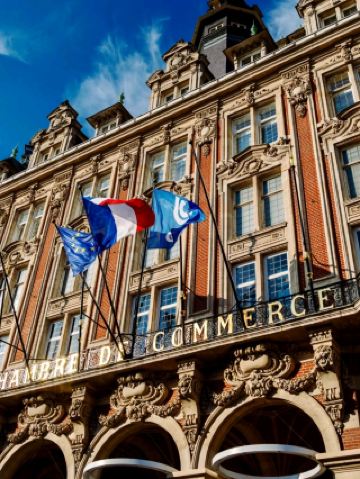 #hellohalloween
Площадь генерала де Голля – бьющееся сердце Лилля 🇫🇷🏙️

Добро пожаловать на площадь генерала де Голля, ласково называемую Гран-Плас, – оживлённое сердце Лилля. 🌸✨ Эта историческая площадь, окружённая элегантными зданиями во фламандском стиле, кафе и бутиками, воплощает истинный дух Северной Франции. ☕🏰

В её центре возвышается Колонна Богини (La Déesse), символизирующая стойкость города во время осады 1792 года. Вокруг неё местные жители и путешественники наслаждаются бурлящей энергией, уличными представлениями и открытыми террасами. 🌿🎶

Пьёте ли вы кофе в кафе на углу, любуетесь ли Старой биржей с её архитектурой эпохи Возрождения или просто наблюдаете за людьми под золотистым солнцем, площадь Генерала де Голля — идеальное место, чтобы почувствовать пульс Лилля. 💛🇫🇷

#Франция #Лилль #ГрандПлас #ПлощадьГенералаДеГолля #ИсторическаяПлощадь #путешествия #занятиядлясемей #отдыхдляпары #отдыхвместе