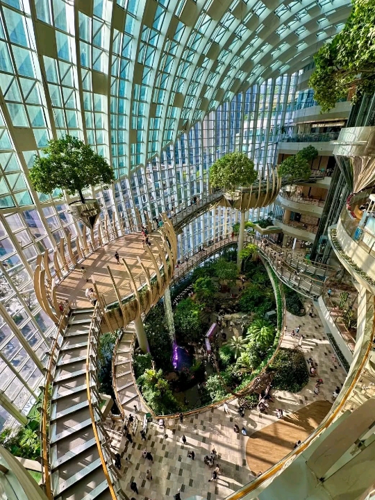 Hongyadong, atau Hongya Cave, adalah kompleks bangunan bertingkat 11 yang mencolok di Chongqing, Tiongkok, yang terletak di tepi tebing sepanjang Sungai Jialing. Tempat ini merupakan salah satu atraksi paling populer di kota tersebut, terkenal karena arsitekturnya yang unik, kehidupan malam yang semarak, dan kemiripannya dengan rumah pemandian dari film animasi Spirited Away. Kompleks ini dibangun dengan gaya arsitektur tradisional Bayu, jenis rumah panggung yang umum di daerah pegunungan barat daya Tiongkok.