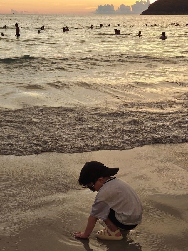 가족들이 사랑할 수밖에 없는 푸켓의 조용한 해변