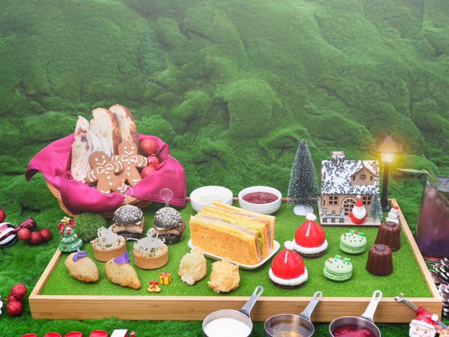 Ornaments with a View: Where Island Breezes Meet Festive Flair 