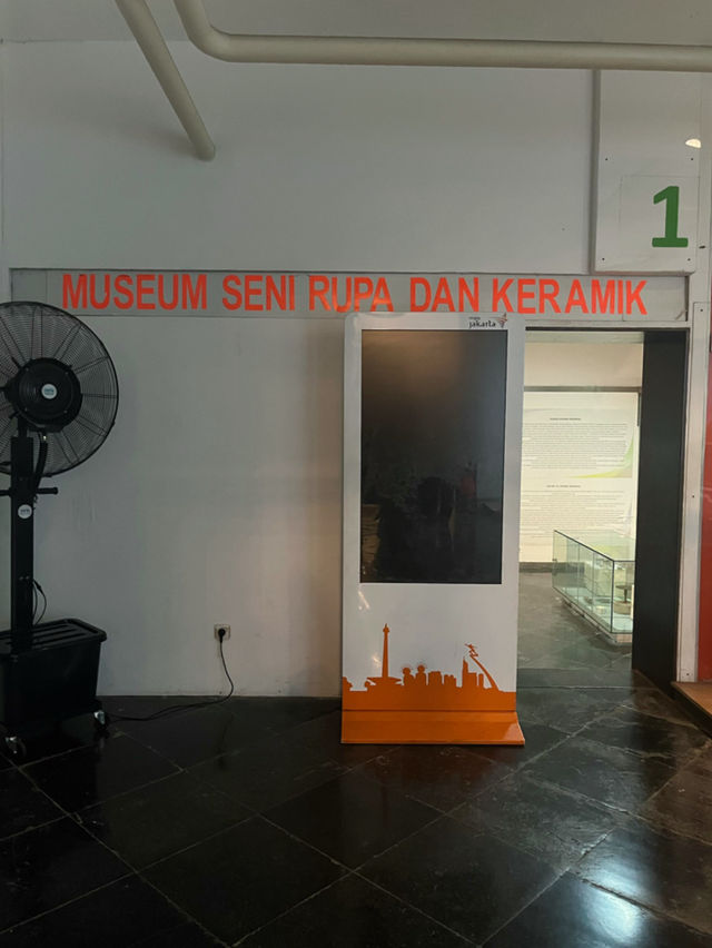 Di depan bangunan megah, seni berbicara lewat keramik, guci, Di depan bangunan megah, seni berbicara lewat keramik, guci,