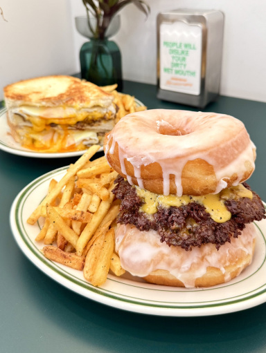 大須】背徳の極み🍔ドーナツで肉を挟む「ルーサーバーガー」が中毒性