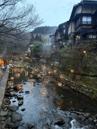 Kurokawa Onsen in Minami-Kokuni-cho, Kumamoto Prefecture has been the Top 3 hot spring lovers’ pocket list in Japan! This trip is specifically to experience this super humane hot spring village. Kurokawa Onsen not only has a beautiful ecological environment, but also has an ancient hot spring inn, a smoky open-air hot spring, a small bridge lit at night, and an old-fashioned eel rice shop, which perfectly shows the Japanese rural style to the extreme. No matter whether it’s sunny or rainy, this is one of the divine attractions for strolling and relaxing.

🛁 Kurokawa Onsen Must-See Recommendation

Kurokawa Onsen (Kurogawa Oji Manganji Temple, Minami-Kokuni-cho, Aso-gun, Kumamoto Prefecture | 09:00 – 18:00 year-round)
This pedestrian street is surrounded by mountains, with inns and Japanese shops scattered throughout. It is super relaxing to stroll through it. The most beautiful place is the small bridge in the middle of Hot Spring Street, both day and night have a great feel, especially recommended to come at night, the lights are lit up the atmosphere is full, with the nearby gurgling stream and tree shadows swaying, Instagram photo photo is great! (Remember to bring an umbrella☂️, even if it rains, the fog is more romantic)

Eel Shop (near Kurokawa Onsen Pedestrian Street)
If you are tired from walking, you can go to the old-fashioned eel rice shop by the bridge to treat your stomach. The taste is authentic enough. The freshly grilled eel meat is thick and fluffy, which goes well with rice. The environment of the shop is warm, you can sit by the window and enjoy the rain view slowly, it is a super healing experience. The price of eel rice is about 2,000-3,500 yen, so it is recommended to come a little early, as the popular restaurant is easily packed for dinner.

Experience the bits and pieces
This time we encountered a little cloudy rain, but it did not affect the mood at all - instead, with the blessing of smoke and rain, the trees, people, and hot spring bridge added a hazy beauty. It is recommended to wear slippers/non-slip shoes, add a thin jacket, walk comfortably and not afraid of the hot spring street ground slightly wet.

Practical tips
・If you plan to soak in the hot spring, you can buy a "soup hand shape" to try the hot springs of 3 different inns at once, the CP value is super high (priced at about 1,300 yen, suitable for most inns in Onsen Street).
・There are many choices for indoor dining hot spring restaurants, but queues are required during popular hours, it is recommended to go during the wrong peak hours or make a reservation.
・Most small shops will be open after 9:00 on Hot Spring Street and will gradually close at night around 8-9.

Transportation guide
Transportation in Kurokawa Onsen is mainly by car or bus, and Kumamoto Station allows you to take a high-speed bus directly to Kurokawa Onsen for 2.5-3 hours, with a fare of about 3,000-4,000 yen. It is recommended to reserve a parking space in advance during the peak season.

Kurokawa Onsen is really great for slowing down and enjoying the leisurely countryside hot spring time. If you want to get away from the hustle and bustle for a walk, taste food, and take pictures of fantastic stone bridges, Kurokawa Onsen will definitely not disappoint you!

#Kurogawa Onsen #Kumamoto Travel #Japan Onsen #Country SlowLife #EelRice Recommendation
