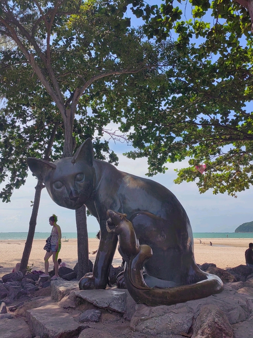 หาดสมิลา จังหวัดสงขลา: บรรยากาศสบายๆ และมนต์เสน่ห์แห่งนางเงือก 🐚✨