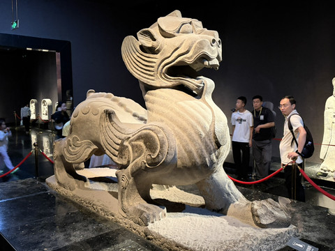 仏像の半分の顔｜皮肉なことに、その不完全さが洛陽博物館の時代を超え