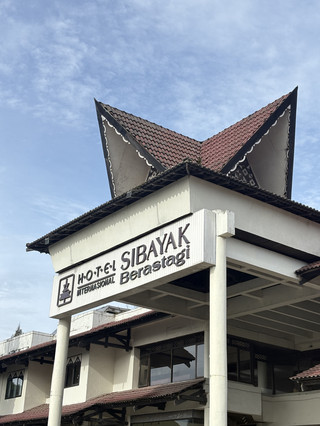 Stayed at Hotel Internasional Sibayak Berastagi during our Medan–Lake Toba trip, and honestly, we loved it! 🏔️✨
Berastagi’s cool weather is EVERYTHING — no air-conditioning needed, yet the room feels naturally air-conditioned. 😍 The breakfast has so many delicious choices, the beds are super comfy, and the hotel grounds are spacious with beautiful landscaping and stunning mountain views.

There’s even a little staircase leading straight out to the side door, with Indomaret literally next door — so convenient! 🛒 The hotel is also close to Mount Sinabung, making the scenery even more amazing.

Friendly staff, great facilities, beautiful surroundings, and a relaxing stay. All of us loved it and would definitely come back! ❤️🏔️

#Berastagi #Medan #LakeToba #HotelInternasionalSibayakbayak #IndonesiaTravel #TravelReview