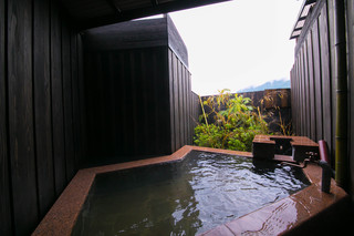 Private Outdoor Hot Springs + Urban Convenience! A Resort You’ll Fall for Instantly! 🛁✨