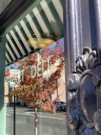 Hunting the beauty of the Fall in a window……