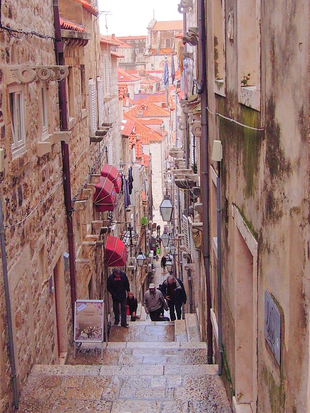 Dubrovnik : a beautiful medieval town 