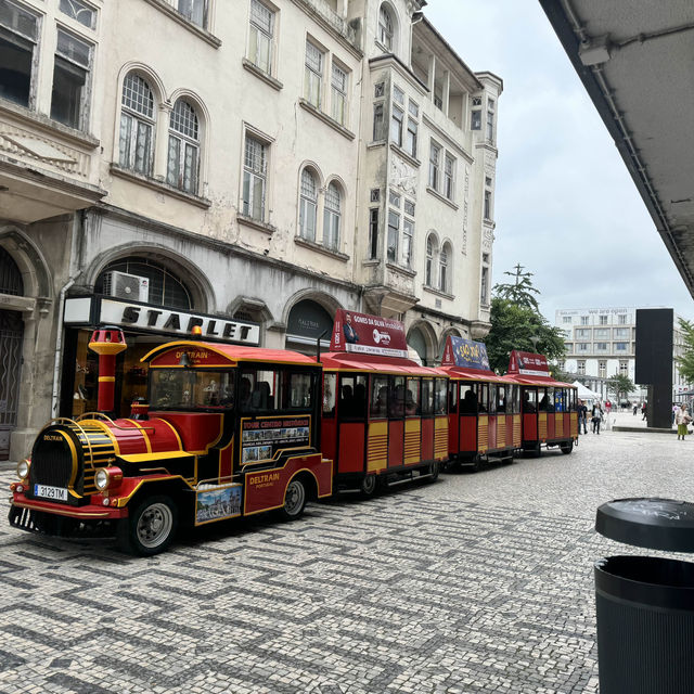 São João party and Porto live like a local ! Trip.com 提供的酒店都是很靠近市中心的