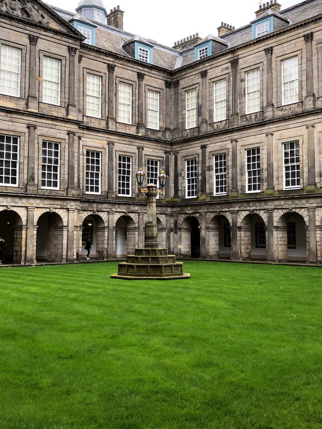 Edinburgh on a Budget: Castles, Streets & Scotch-Free Fun Edinburgh on a Budget: Castles, Streets & Scotch-Free Fun