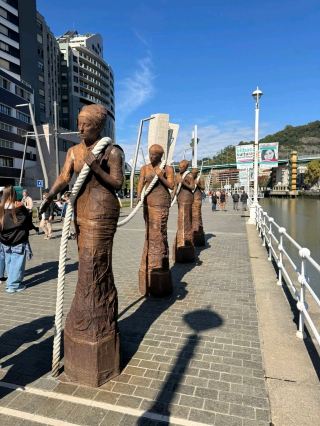 빌바오의 거대한 강아지: 세계에서 가장 큰 꽃으로 덮인 조각상이 구겐하임을 지키다