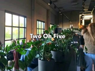 A cafe near the outlet that offers all-day brunch and good coffee.