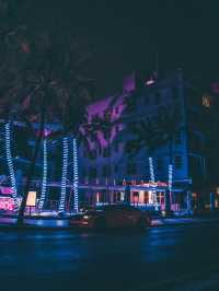 한낮의 열기를 품은 해변과 도심의 대비