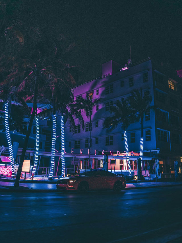 한낮의 열기를 품은 해변과 도심의 대비 한낮의 열기를 품은 해변과 도심의 대비