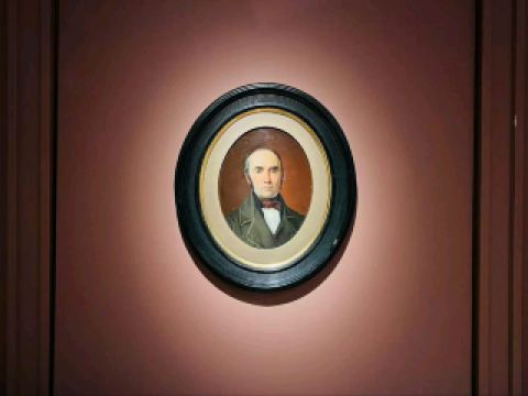 #winterescape 🎨 ก้าวเข้าสู่เรื่องราวแห่งซาโมกิเทียที่พิพิธภัณฑ์ศิลปะซาโมกิเทีย! 🖼️ ก้าวเข้าไปค้นพบจิตวิญญาณแห่งความคิดสร้างสรรค์ของซาโมกิเทีย ณ อัญมณีทางวัฒนธรรมอันงดงามแห่งนี้ในเมืองพลุงเก ซึ่งตั้งอยู่ท่ามกลางพื้นที่สีเขียวของเทศบาลเขตพลุงเก

🖌️ เส้นทางแนะนำ: เริ่มต้นการเยี่ยมชมของคุณด้วยการเดินชมห้องจัดแสดงนิทรรศการถาวร—ที่นี่คุณจะได้เห็นมรดกของซาโมกิเทียผ่านผลงานของศิลปินท้องถิ่น โบราณวัตถุ และการจัดแสดงทางประวัติศาสตร์ที่น่าประทับใจ อย่าลืมหยุดที่กำแพงที่จัดแสดงภาพบุคคลในกรอบกลม—เพื่อภาพถ่ายที่โดดเด่น ถ่ายภาพสุภาพบุรุษวัยกลางคนในชุดสูททางการโดยมีฉากหลังเป็นภาพที่สวยงาม (เหมาะสำหรับช่วงเวลา #นักสืบศิลปะ!)

✨ ประสบการณ์ที่ห้ามพลาด:
- ดื่มด่ำไปกับนิทรรศการตามธีมที่หมุนเวียน—แต่ละนิทรรศการจะนำเสนอมุมมองใหม่ๆ เกี่ยวกับวงการศิลปะของลิทัวเนีย

🖌️ เส้นทางแนะนำ: เริ่มต้นจากห้องจัดแสดงนิทรรศการถาวร—ที่นี่คุณจะได้เห็นมรดกของซาโมกิเทียผ่านผลงานของศิลปินท้องถิ่น โบราณวัตถุ และการจัดแสดงทางประวัติศาสตร์ที่น่าประทับใจ อย่าลืมหยุดที่กำแพงที่จัดแสดงภาพบุคคลในกรอบกลม—เพื่อภาพถ่ายที่โดดเด่น ลองถ่ายภาพสุภาพบุรุษวัยกลางคนในชุดสูททางการโดยมีฉากหลังเป็นภาพที่สวยงาม (เหมาะสำหรับช่วงเวลา #นักสืบศิลปะ!)

✨ ประสบการณ์ที่ห้ามพลาด:
- ดื่มด่ำไปกับนิทรรศการตามธีมที่หมุนเวียน—แต่ละนิทรรศการจะนำเสนอมุมมองใหม่ๆ เกี่ยวกับวงการศิลปะของลิทัวเนีย - อย่าพลาดเวิร์คช็อปตามฤดูกาล (ตรวจสอบที่ทางเข้าสำหรับกิจกรรมประจำวัน บางกิจกรรมเป็นการลงมือทำ!)

- เดินเล่นในสวนอันเงียบสงบด้านนอกและมองหารูปปั้นคลาสสิกเพื่อถ่ายรูปสวยๆ

📸 จุดถ่ายรูปยอดนิยม:
- ห้องจัดแสดงหลักที่มีแสงไฟสวยงาม
- ภาพถ่ายระยะใกล้ของภาพเหมือนในกรอบกลม ให้บรรยากาศคลาสสิกที่ลึกลับ
- ภายนอกพิพิธภัณฑ์อันสง่างามที่ล้อมรอบด้วยต้นไม้เขียวชอุ่ม

🕰️ เคล็ดลับการเยี่ยมชม:
- วางแผนเวลาประมาณ 1-2 ชั่วโมงเพื่อดื่มด่ำกับงานศิลปะและเรื่องราวอย่างเต็มที่

- มาถึงแต่เช้า (ประตูเปิดเวลา 10:00 น.) เพื่อเพลิดเพลินกับห้องจัดแสดงที่เงียบสงบและแสงธรรมชาติที่ดีที่สุดสำหรับการถ่ายภาพของคุณ

- พิพิธภัณฑ์ปิดวันอาทิตย์และวันจันทร์ ดังนั้นโปรดวางแผนการเดินทางให้เหมาะสม!

⚠️ ข้อควรระวัง:
- ไม่อนุญาตให้ใช้แฟลชถ่ายภาพในห้องจัดแสดงส่วนใหญ่ โปรดนำเลนส์ที่ไวแสงมาด้วยหรือเตรียมมือที่นิ่ง

- นิทรรศการบางส่วนถูกกั้นด้วยเชือก ห้ามสัมผัส!


#ดำดิ่งสู่ #พิพิธภัณฑ์ศิลปะซาโมจิเชียน #ลิทัวเนีย #ทริปวัฒนธรรม #วันพิพิธภัณฑ์